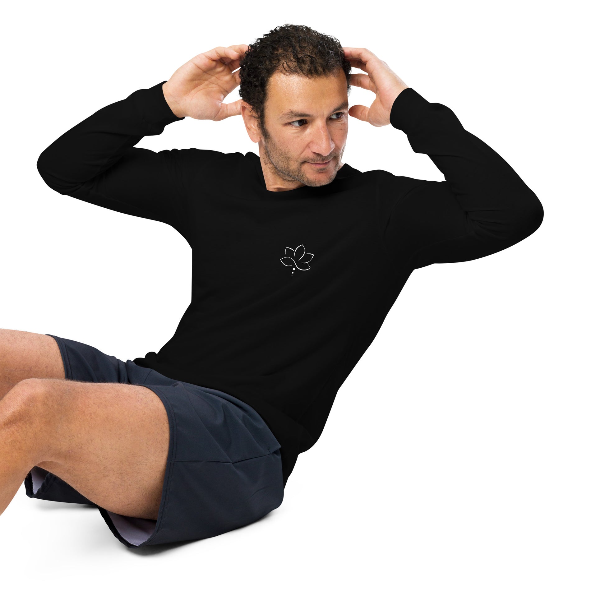 Shirt schwarz Lotus, getragen von einem sportlichen Mann