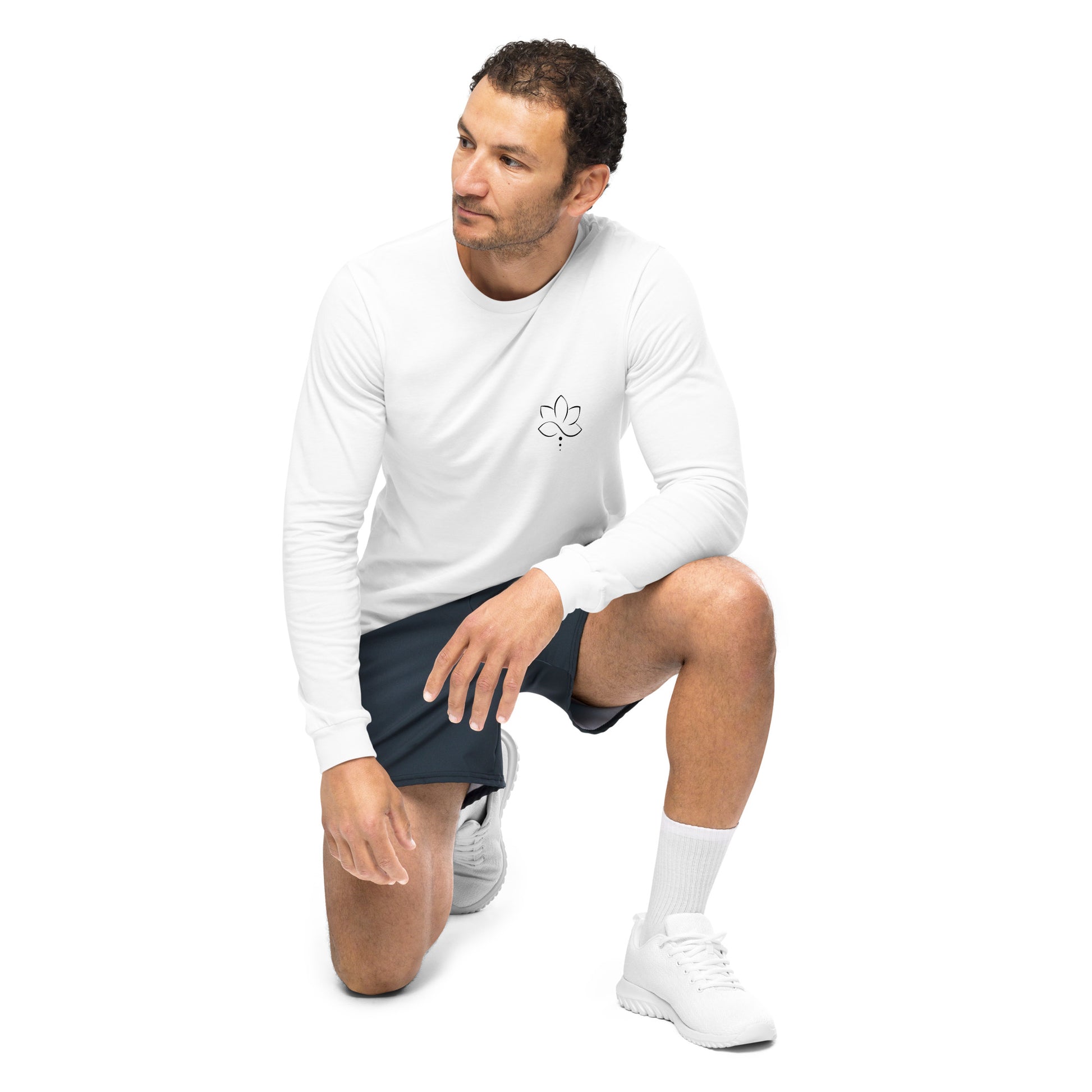 Shirt weiss Lotus, getragen von einem Mann in Sportkleidung