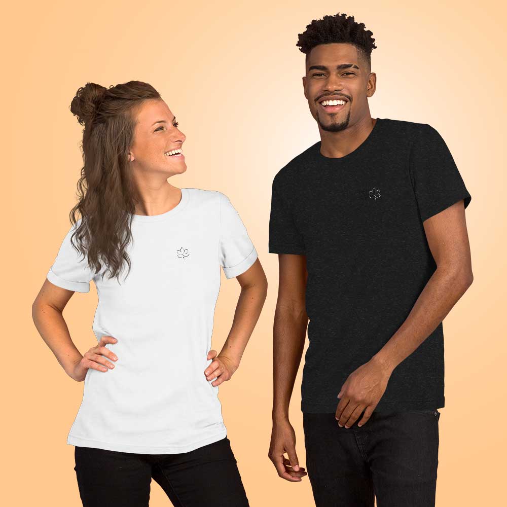 Frau und Mann bekleidet mit T-Shirt mit Lotus Grafik. Sie in weiß er in schwarz