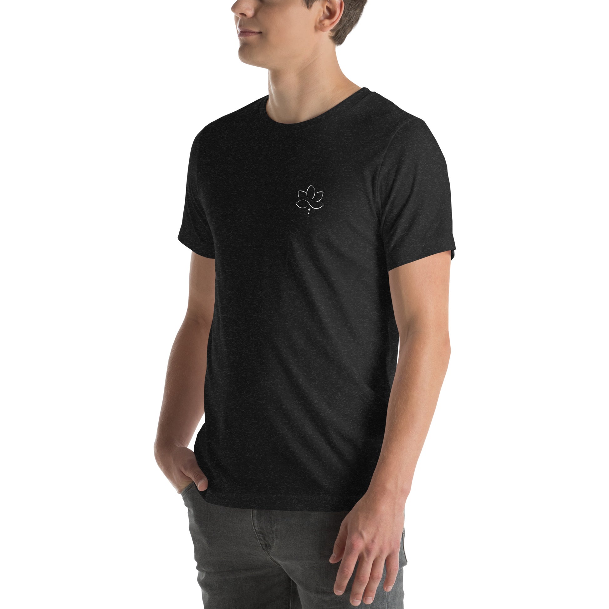 Mann hellhäutig bekleidet mit T-Shirt mit Lotus Grafik 