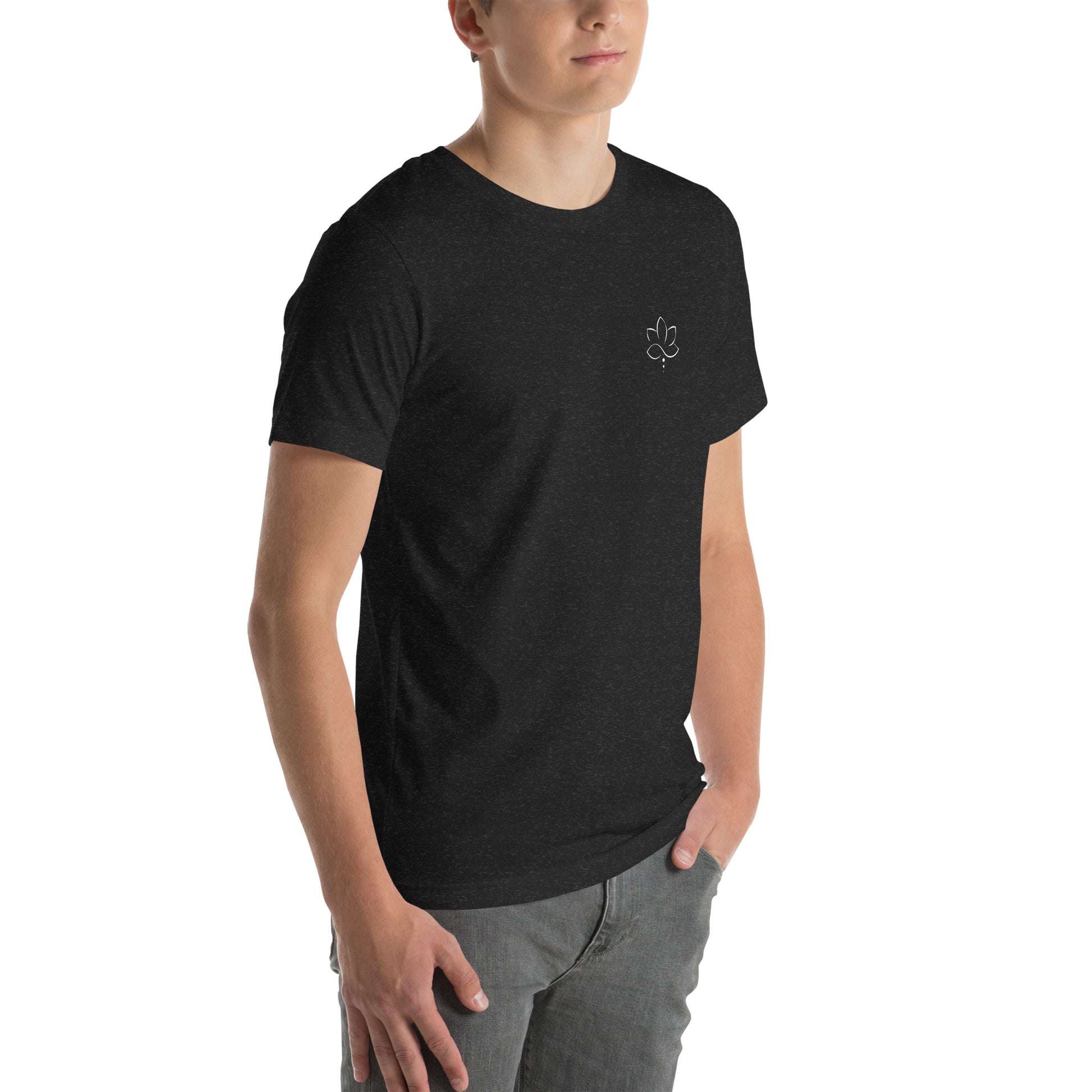 Mann hellhäutig bekleidet mit T-Shirt mit Lotus Grafik 