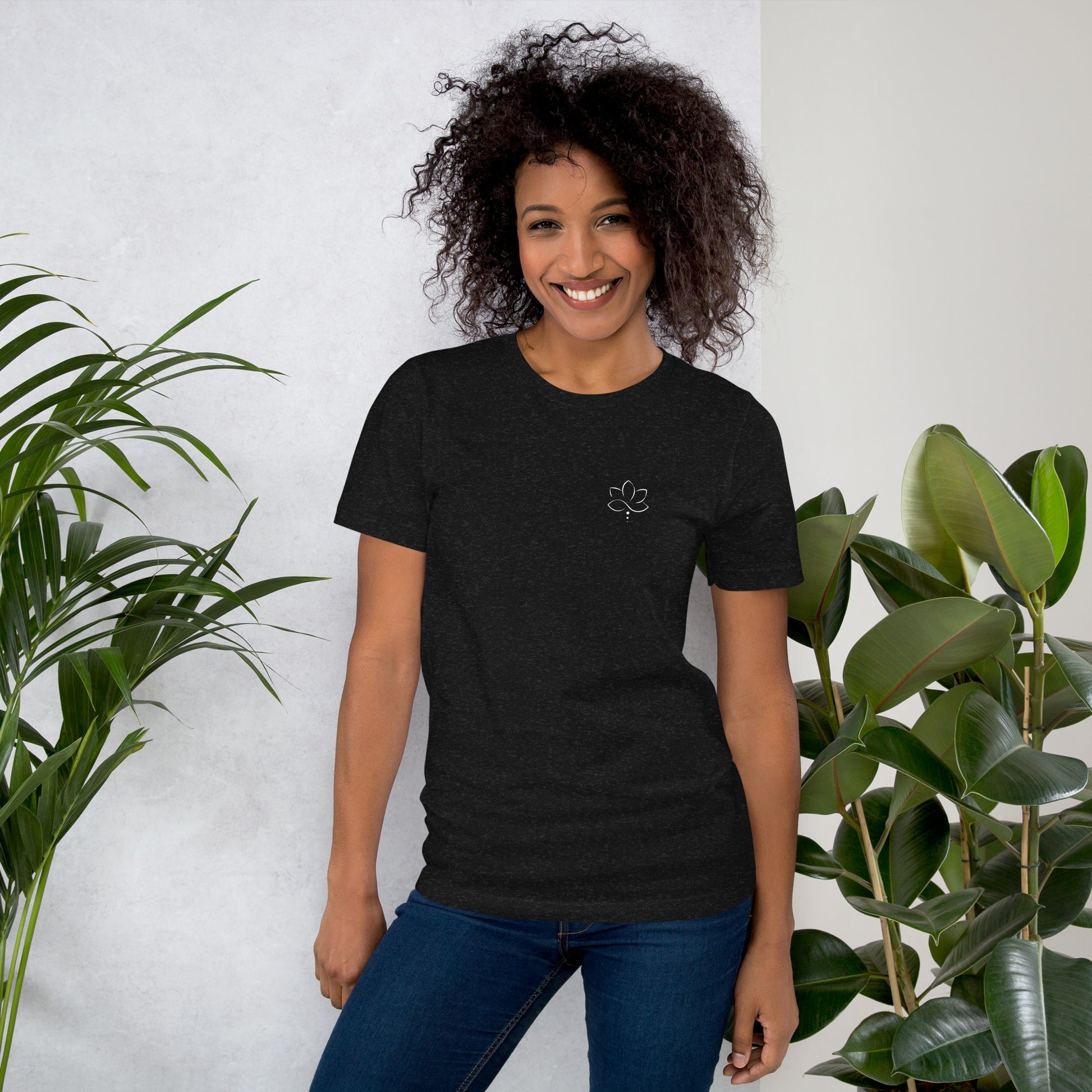 Frau bekleidet mit T-Shirt mit Lotus Grafik