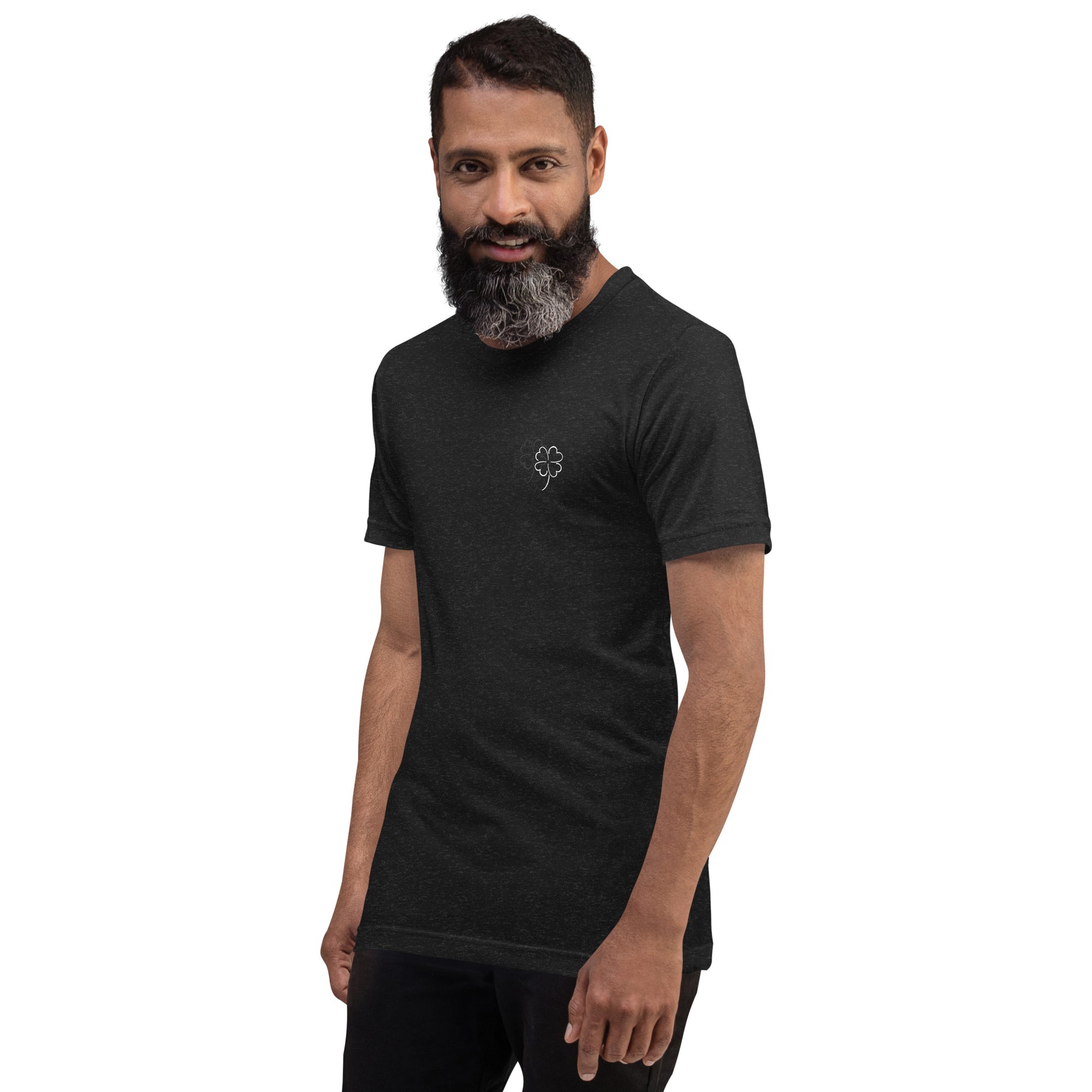 Mann  bekleidet mit T-Shirt mit Kleeblatt Grafik