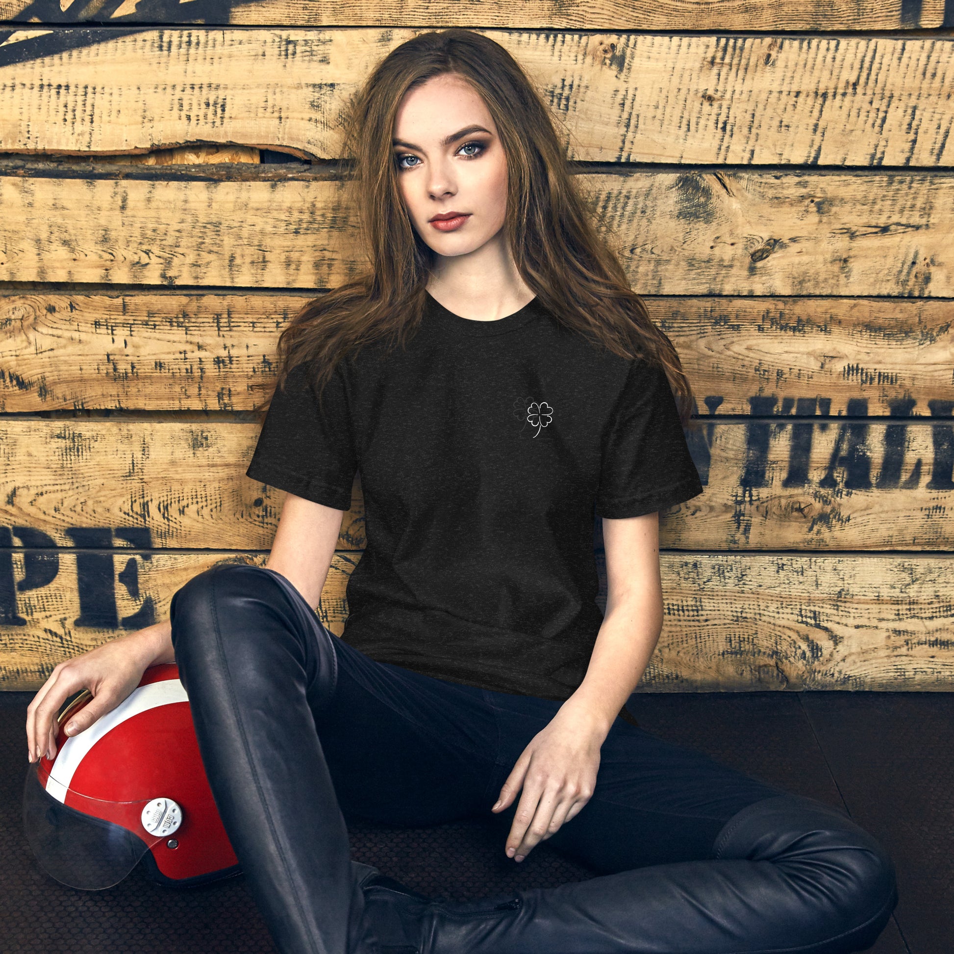 Frau hellhäutig bekleidet mit T-Shirt mit Kleeblatt Grafik