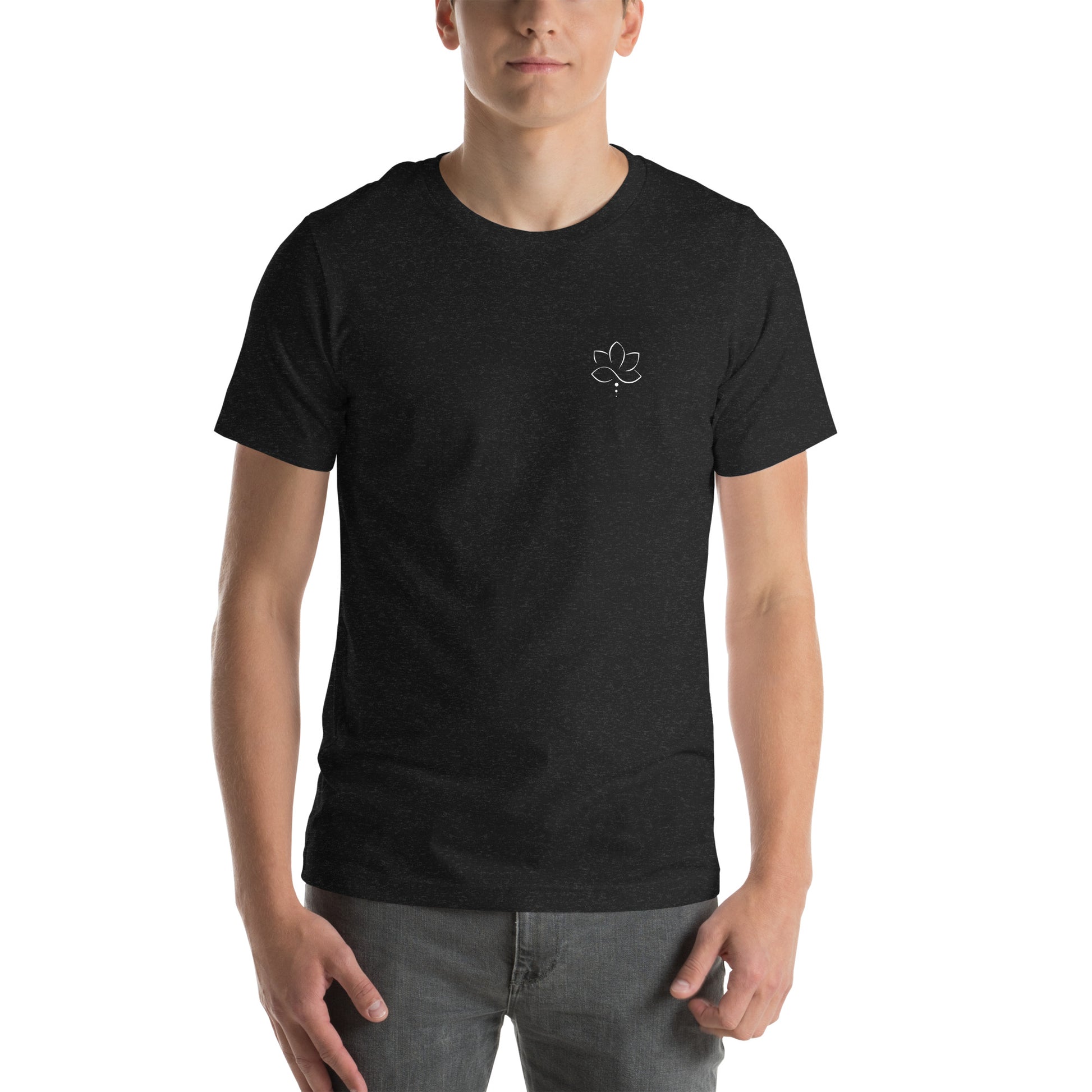 Mann hellhäutig bekleidet mit T-Shirt mit Lotus Grafik 
