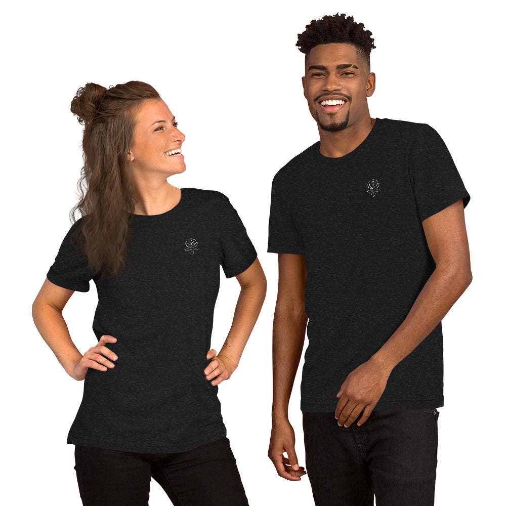 Frau und Mann bekleidet mit T-Shirt mit Rosen Grafik. Beide in schwarz