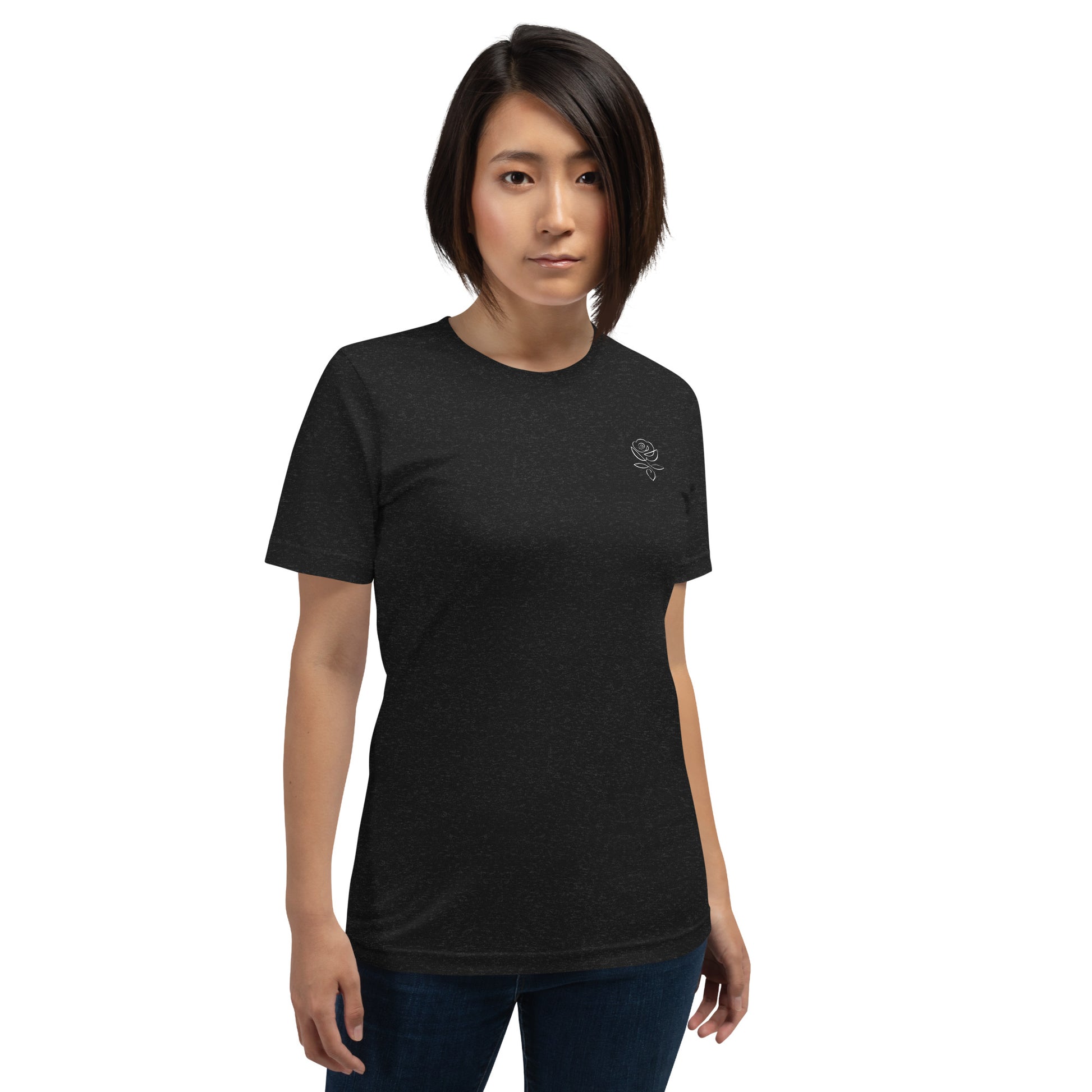 Frau hellhäutig bekleidet mit T-Shirt mit Rosen Grafik