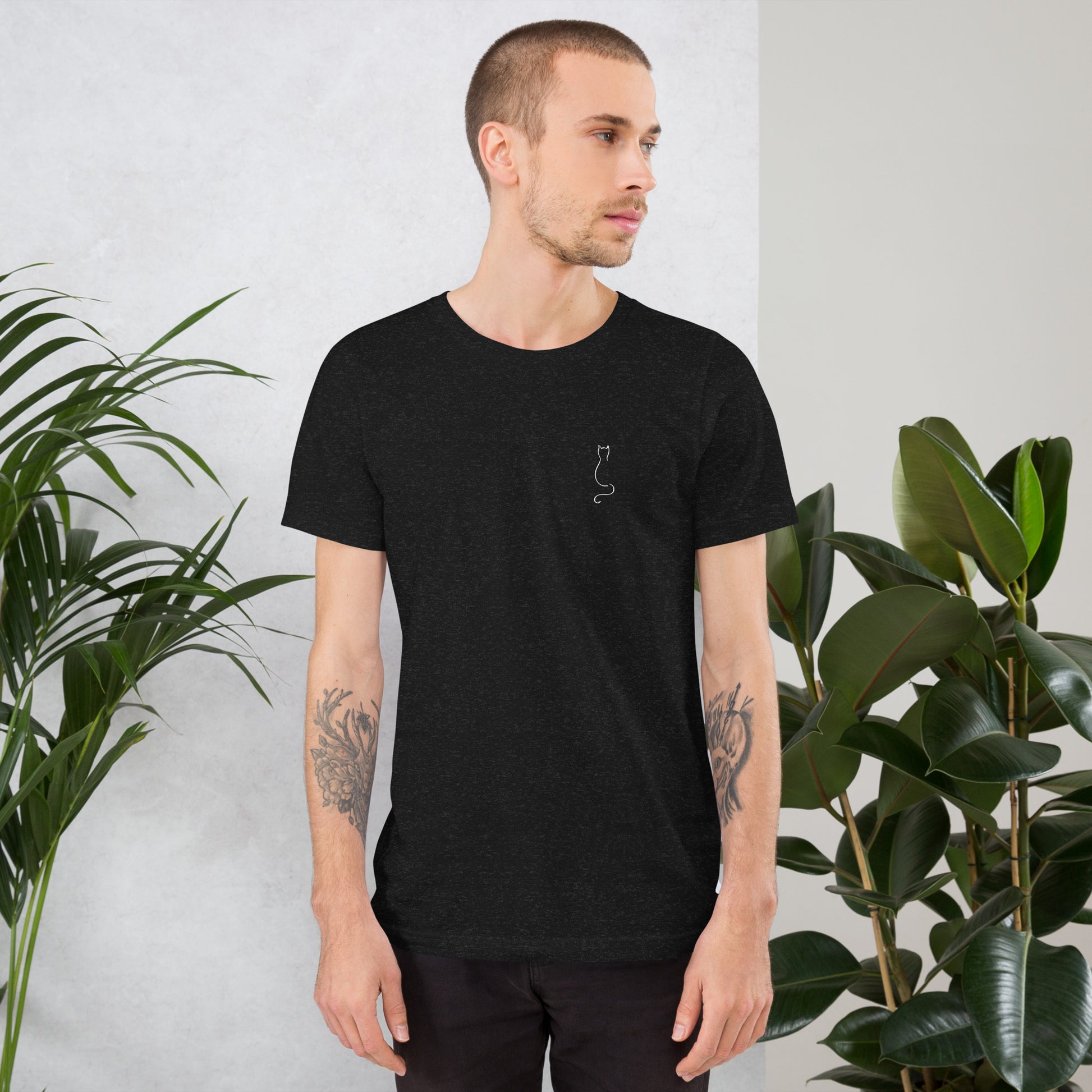 Mann bekleidet mit T-Shirt mit Katzen Grafik 