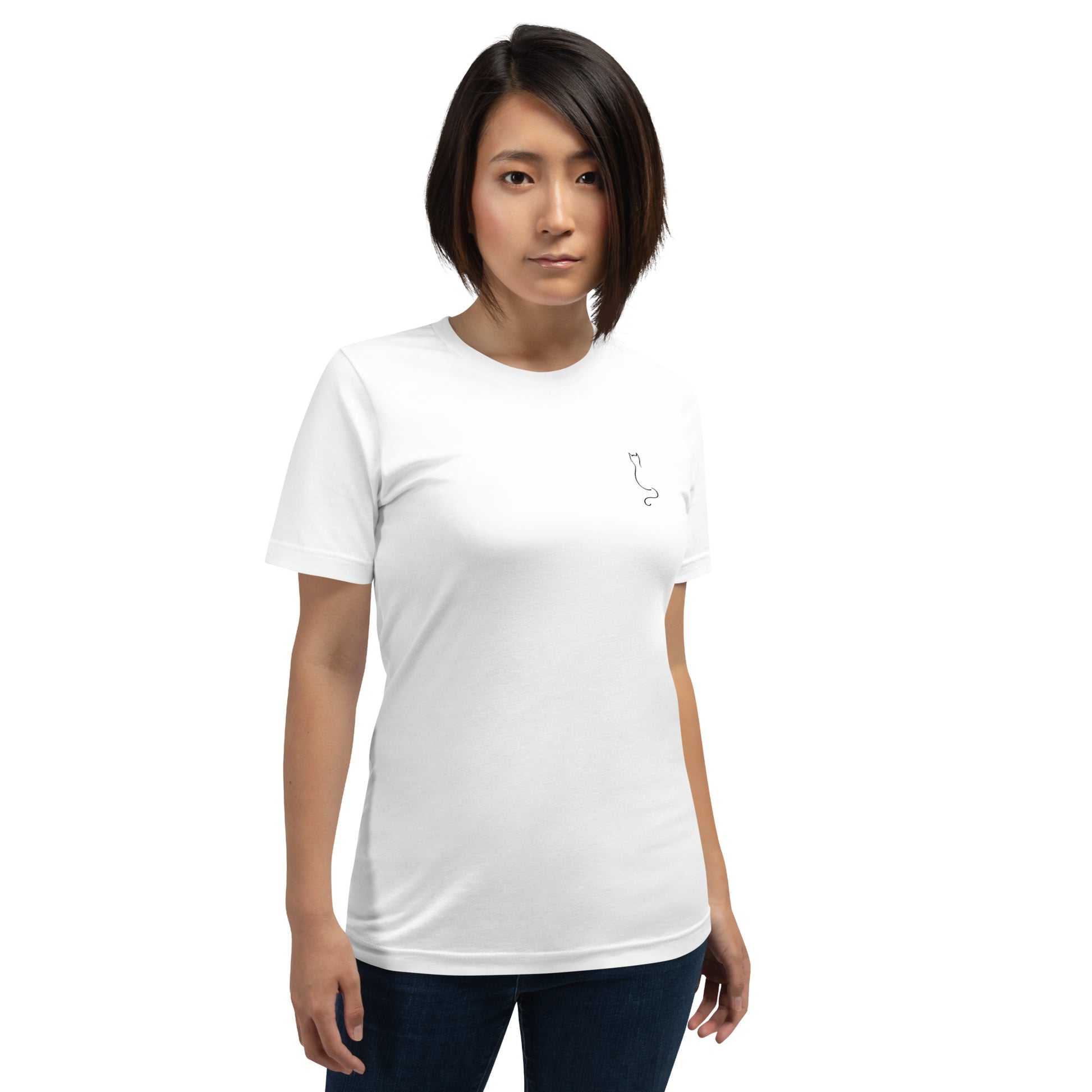 Frau bekleidet mit T-Shirt mit Katzen Grafik