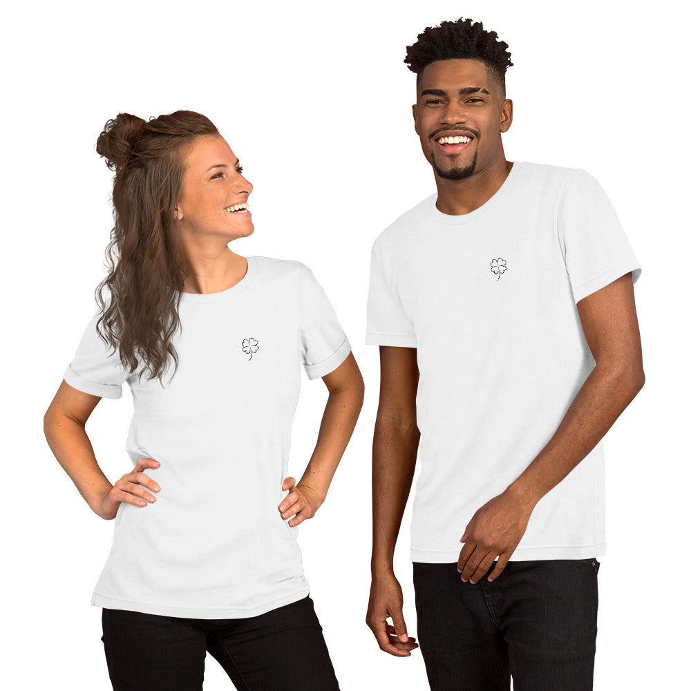Frau und Mann bekleidet mit T-Shirt mit Kleeblatt Grafik. Beide in weiß