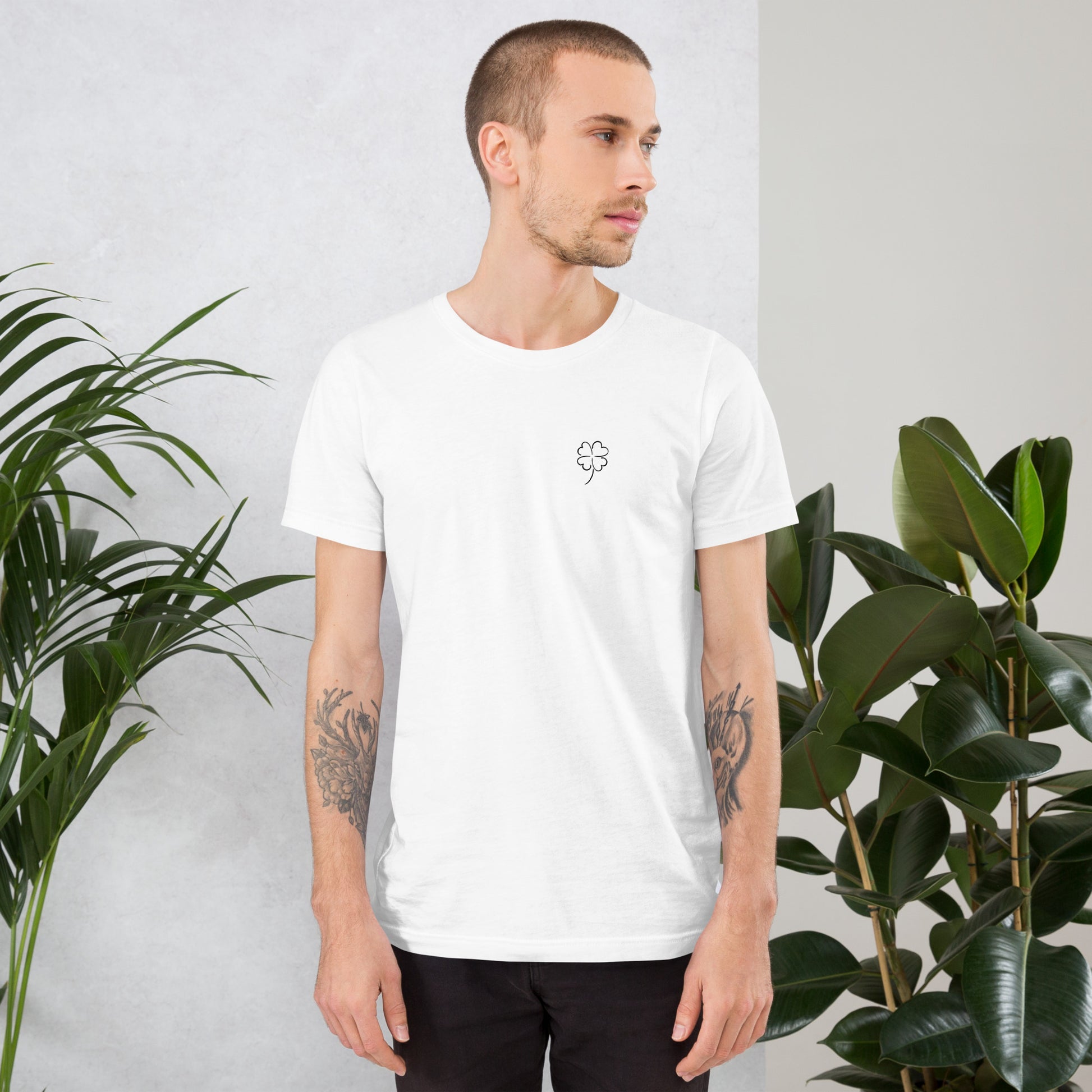 Mann hellhäutig bekleidet mit T-Shirt mit Kleeblatt Grafik 