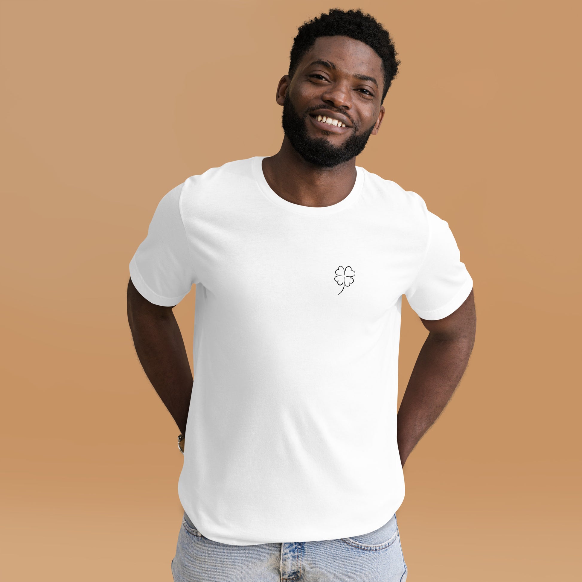 Mann bekleidet mit T-Shirt weiss mit Kleeblatt Grafik