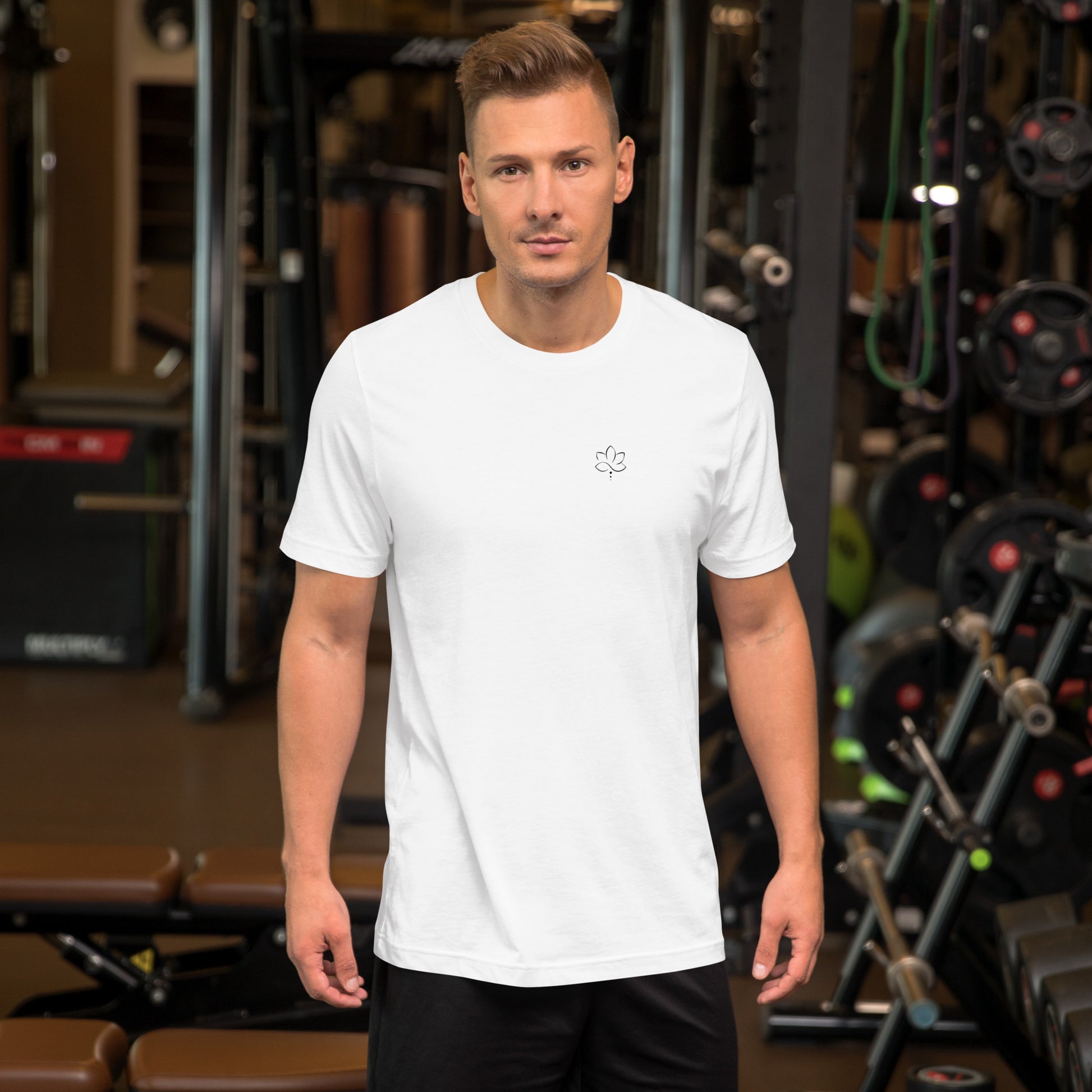 Mann hellhäutig bekleidet mit T-Shirt mit Lotus Grafik 