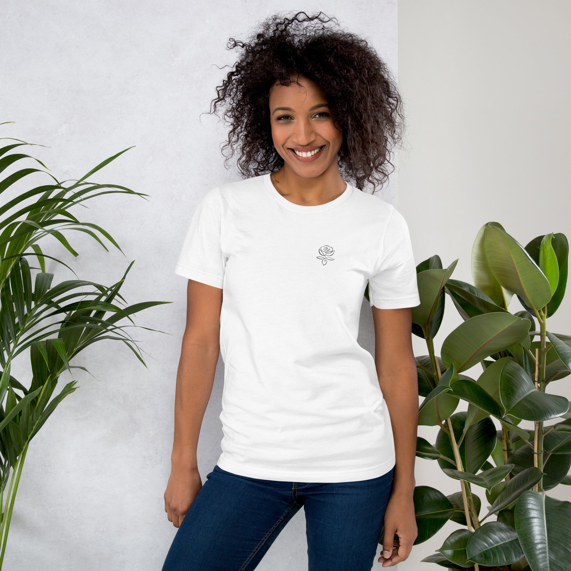Frau bekleidet mit T-Shirt mit Rosen Grafik