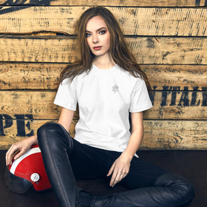 Frau hellhäutig bekleidet mit T-Shirt mit Rosen Grafik