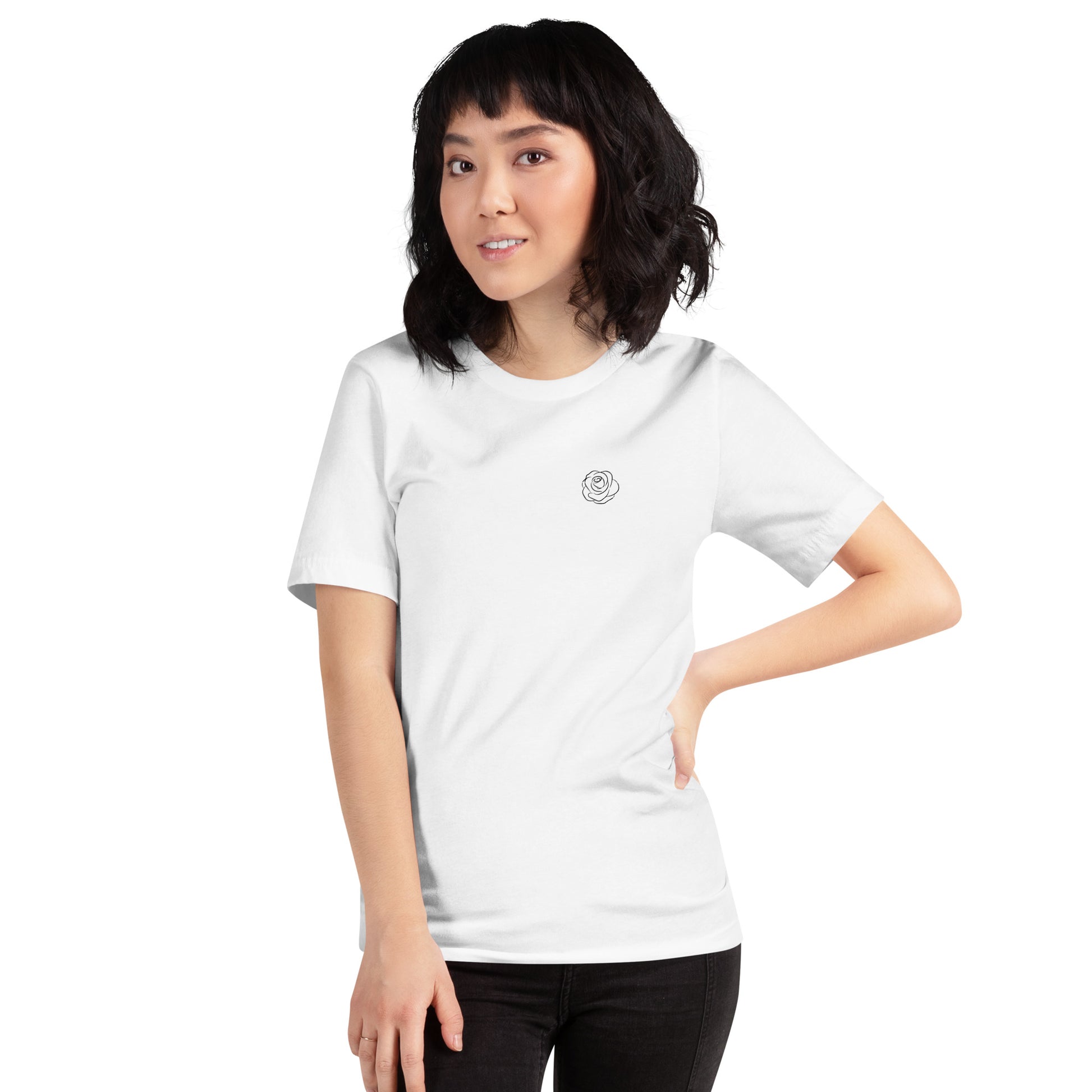 Frau hellhäutig bekleidet mit T-Shirt mit Rosen Grafik