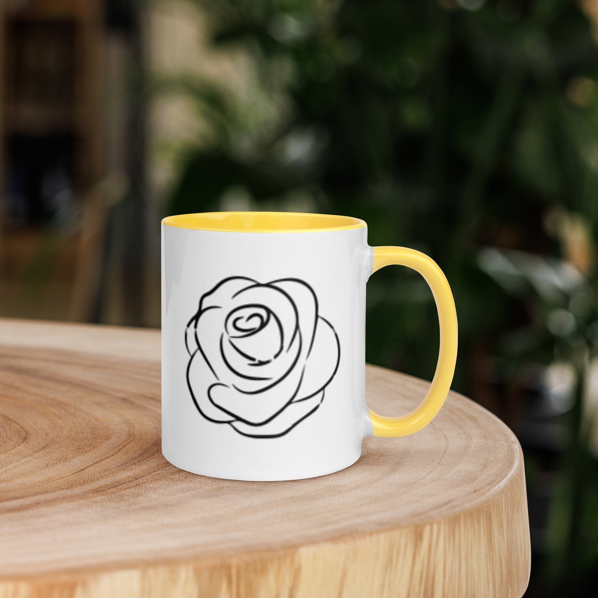 Tasse auf Holztisch, Produkt Mockup