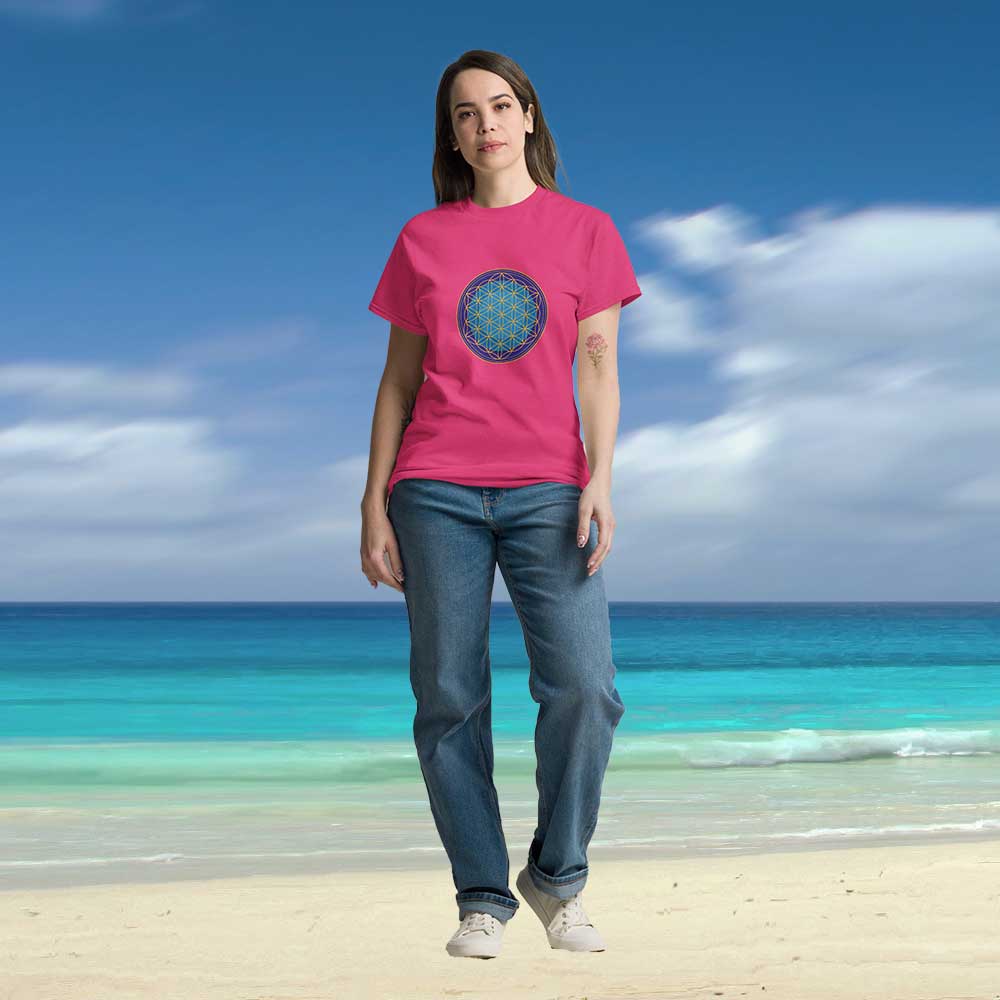 t-shirt heliconia Blumedeslebens, getragen von Frau am Strand