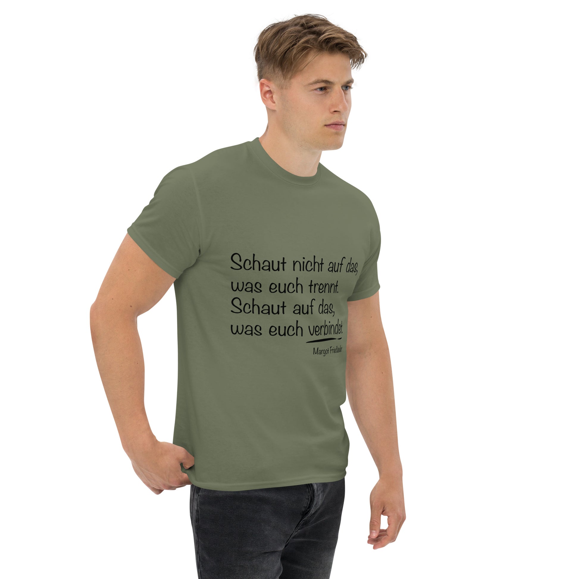t-shirt military-green MF, getragen von Mann