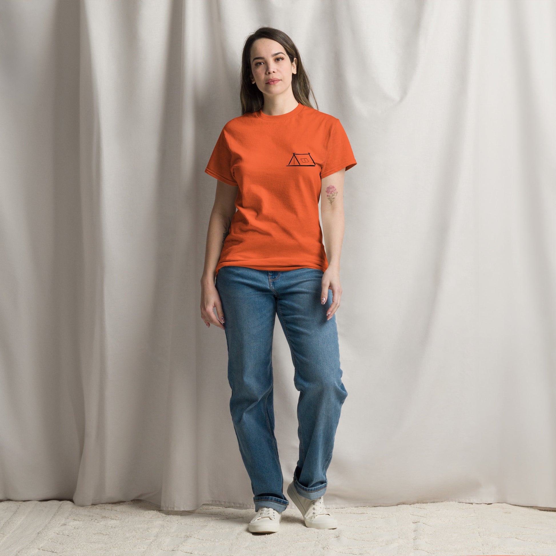 t-shirt orange Zelt, getragen von Frau