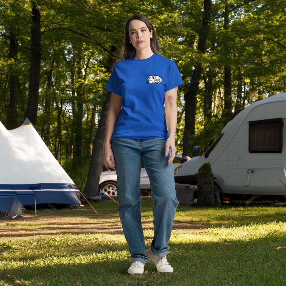 t-shirt royal Wohnwagen, getragen von Frau  auf Campingwiese