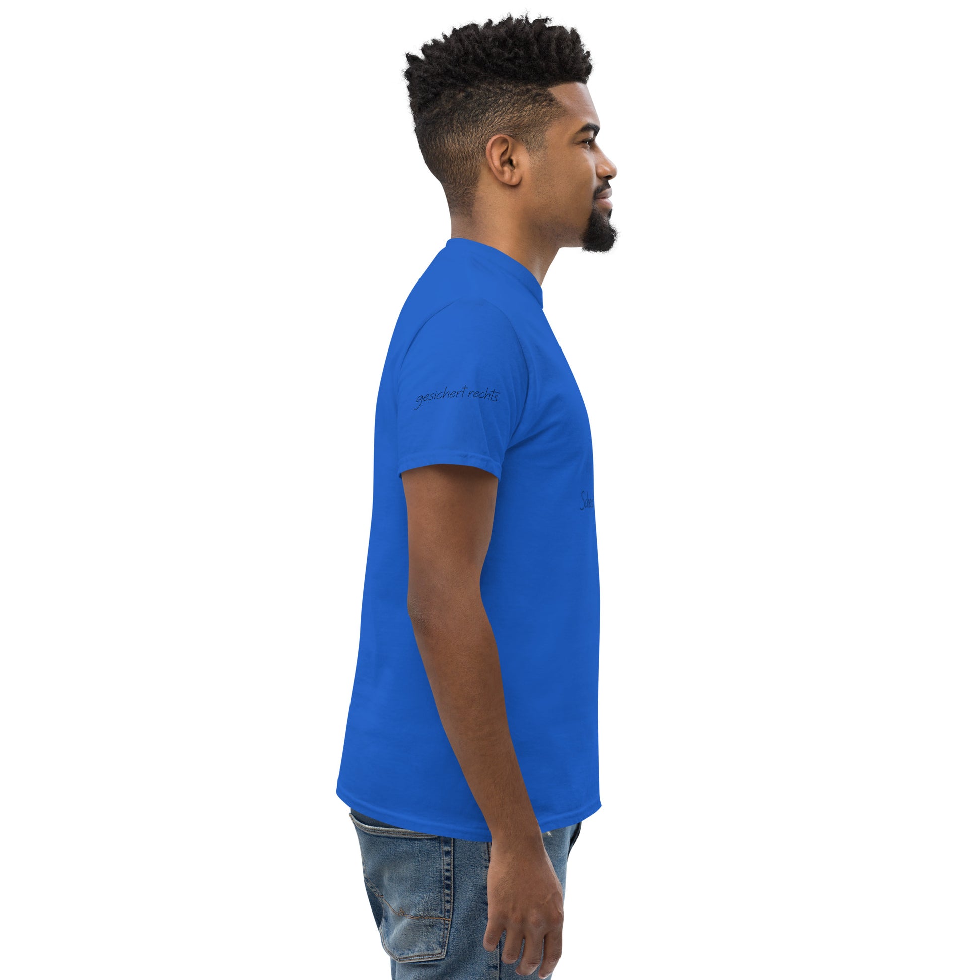 t-shirt military-green nie, getragen von Mann, Product mockup