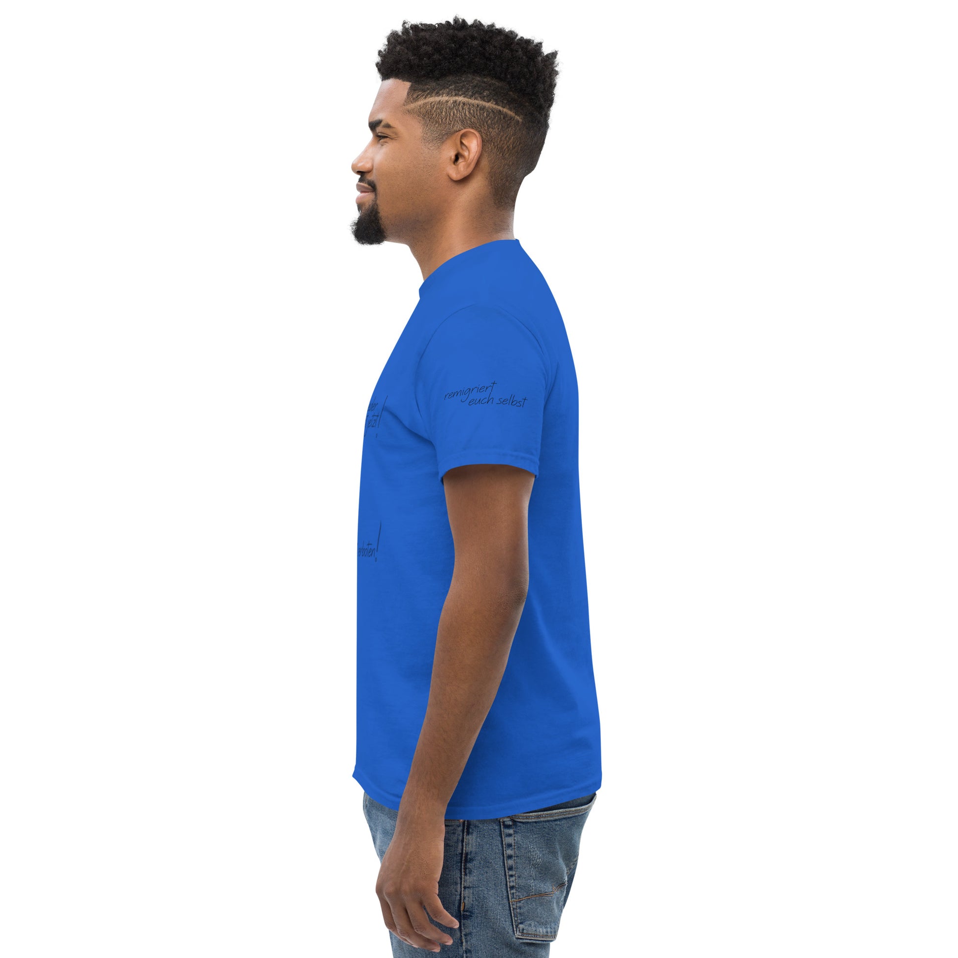 t-shirt royal nie, getragen von Mann, Product mockup