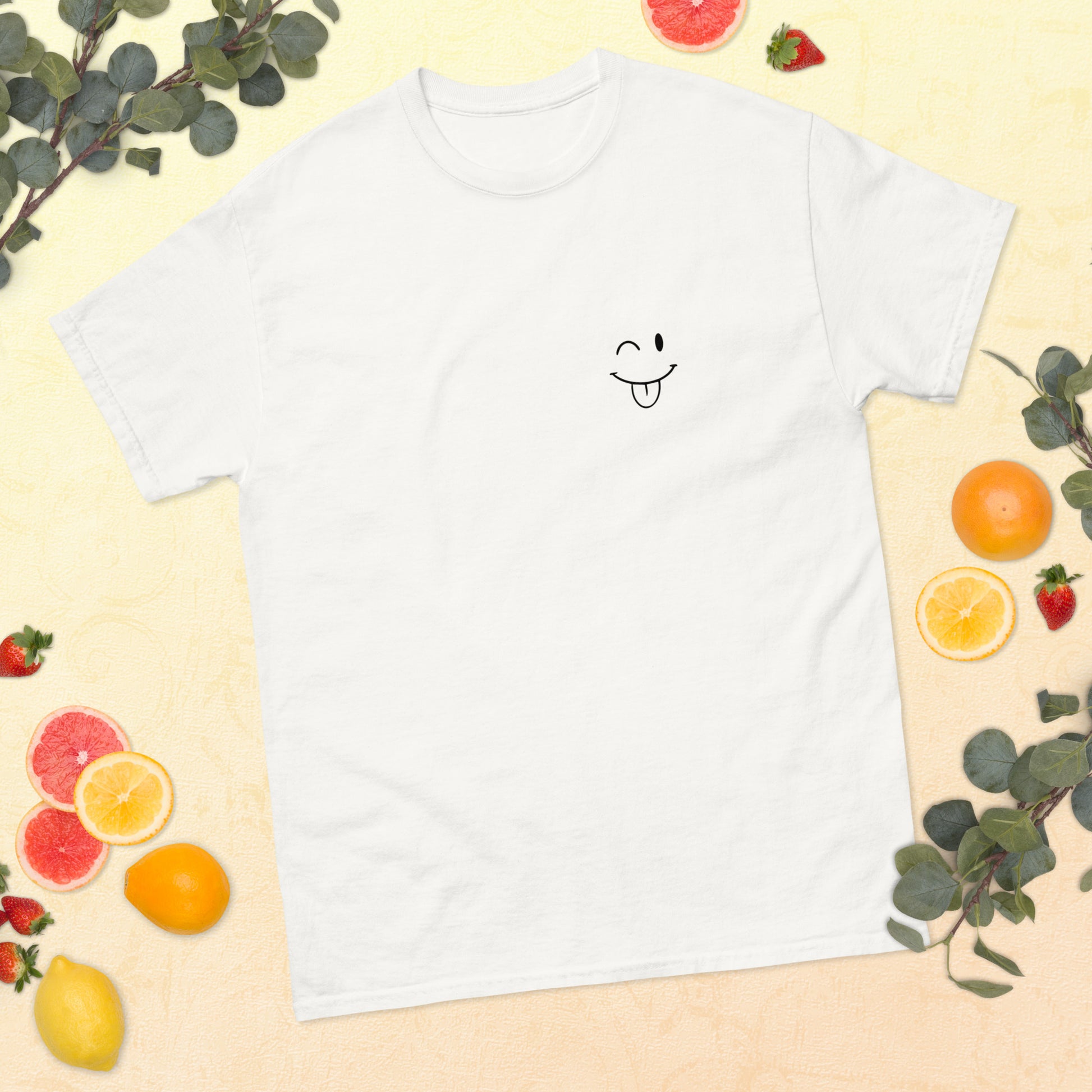 t-shirt weiss Smile, mit Hintergrund, Product mockup