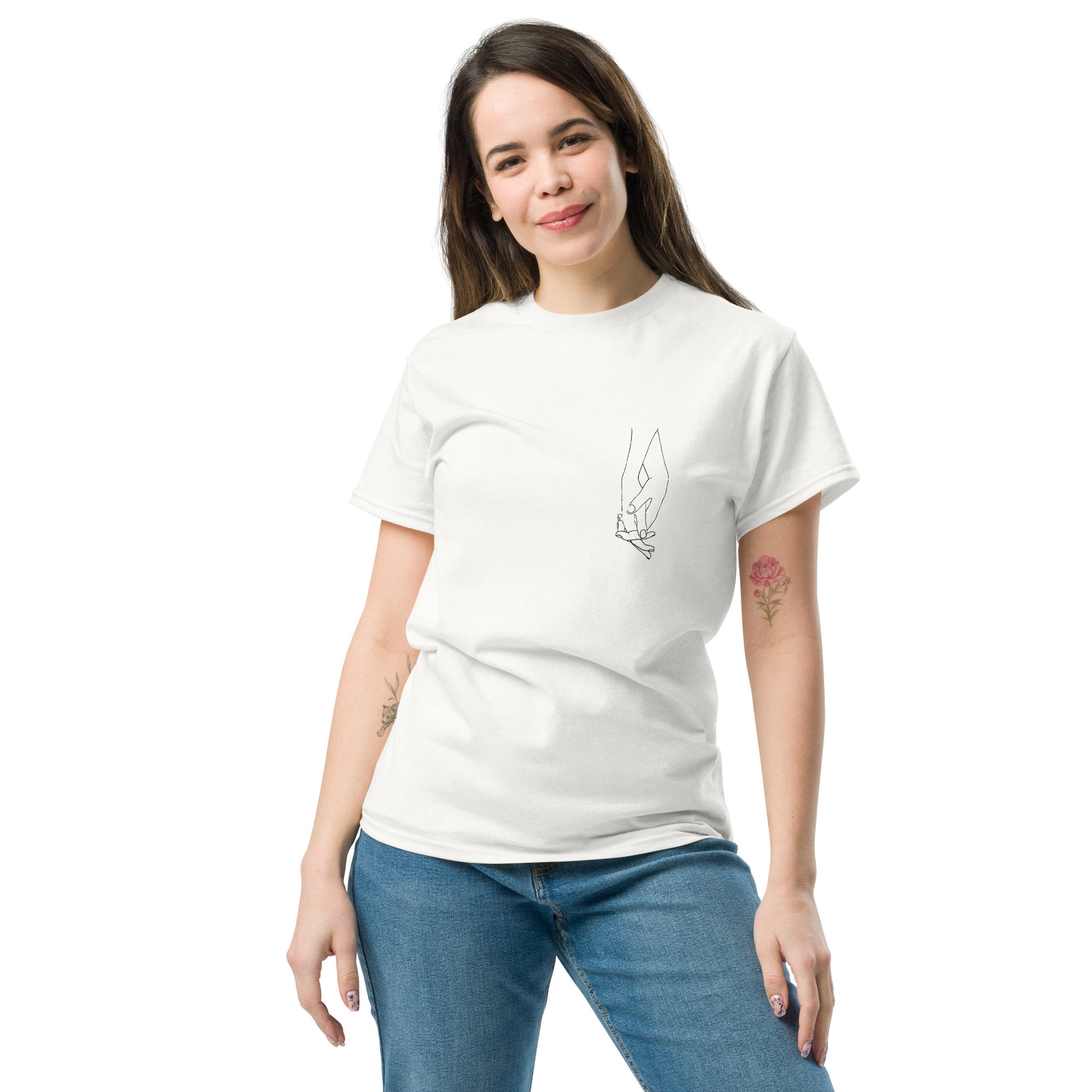 Umarmung_front_angezogen_Dame_t-shirt_weiss_Umarmung_front_angezogen_Dame_t-shirt weiss Umarmung_getragen von Frau